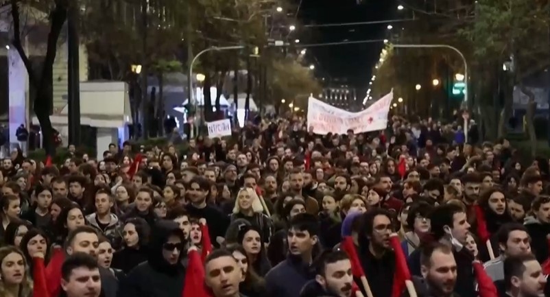 Безредици на протестите в Атина и Солун снощи заради тежката